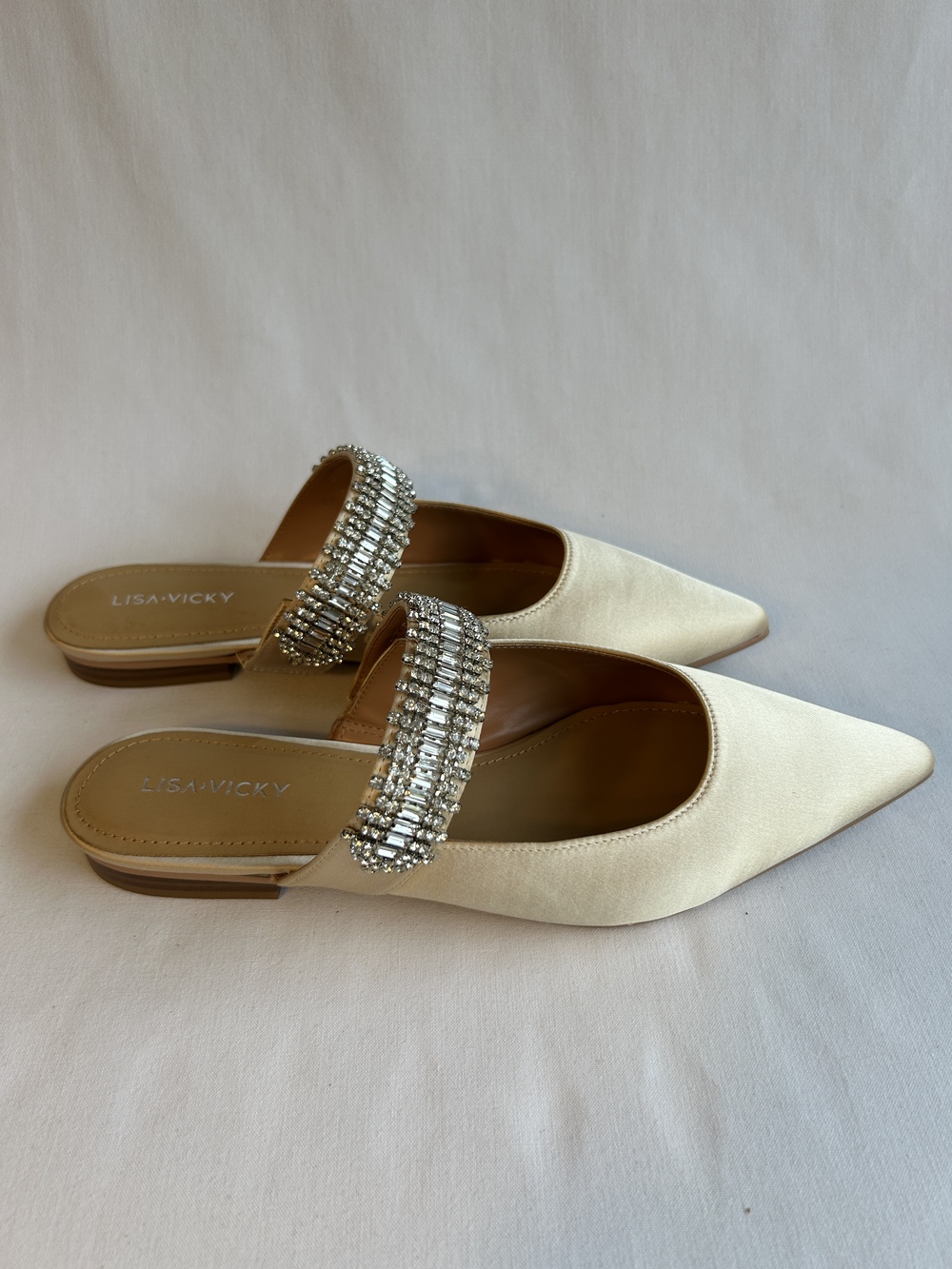 Lisa Vicky Shoes Womens Size 8 Medium Champagne Satin Move-V Slip On Flats Mules
